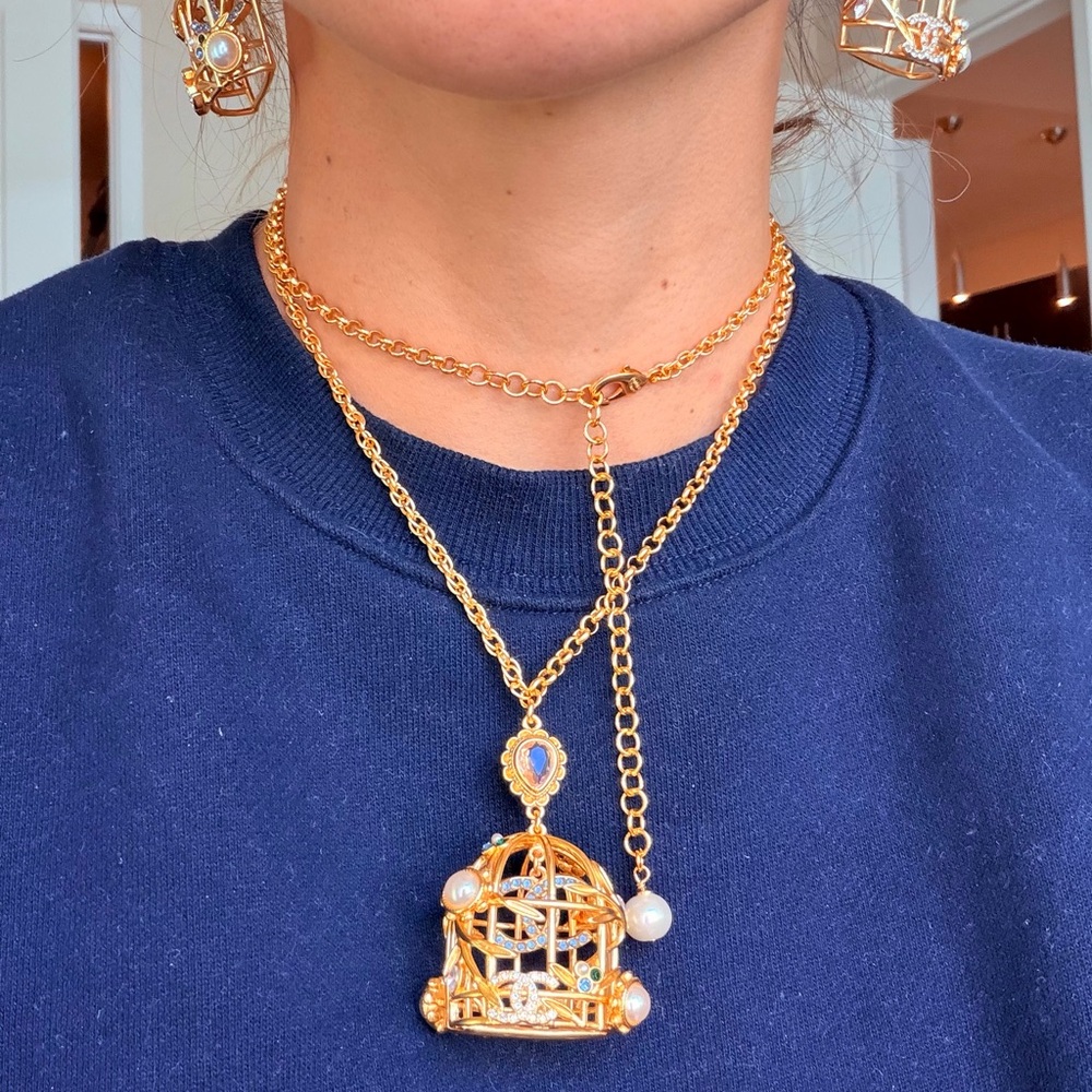 ✨🕊️🌸VINTAGE CHANEL GOLD-TONE CHAIN NECKLACE WITH CC MEDALLION🕊️✨🌸 - Picture 5 of 8